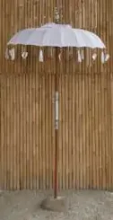 Bali-Schirm, weiß mit Metallmünzen und silbernen Herzen, ø 130 cm und 250cm Höhe 